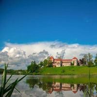 velho castelo com reflexo no lago foto