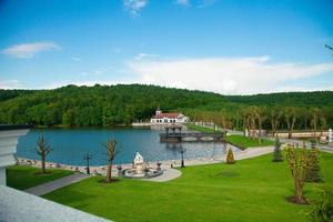 lago com belas casas e monumentos ao seu redor foto