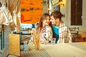 casal apaixonado se divertindo em um encontro foto