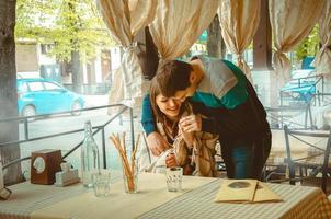 casal apaixonado se divertindo em um encontro foto