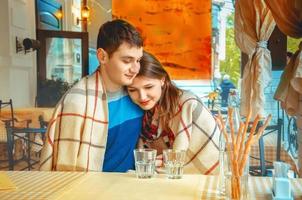 jovem casal apaixonado em um encontro em um café ao ar livre foto