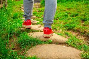 homem de tênis vermelho em um caminho foto