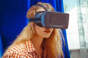 mulher em óculos de realidade virtual foto
