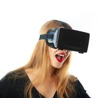 garota no capacete de realidade virtual foto