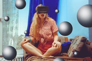 mulher no capacete de realidade virtual foto