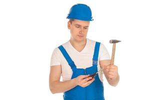 Construtor masculino de uniforme azul e capacete foto