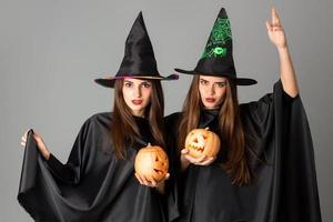 duas mulheres jovens no estilo halloween foto