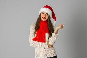 menina de chapéu de papai noel e lenço vermelho foto