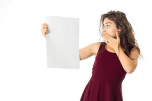 garota de vestido vermelho com cartaz branco foto