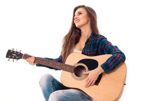 menina de beleza com guitarra nas mãos foto