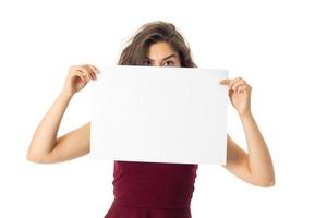 garota de vestido vermelho com cartaz branco foto