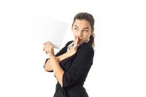 mulher de uniforme com cartaz branco nas mãos foto