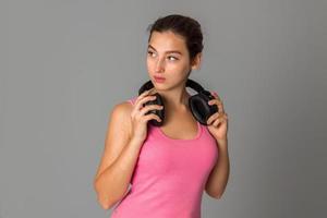 menina com fones de ouvido no estúdio foto