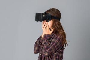 mulher de beleza testando óculos de realidade virtual foto