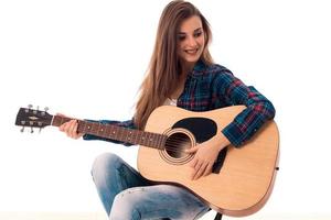 menina bonita com guitarra nas mãos foto