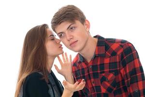 elegante casal apaixonado em estúdio foto