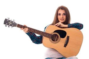 senhora de beleza com guitarra nas mãos foto