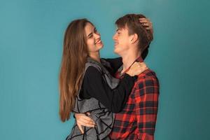 elegante casal apaixonado em estúdio foto