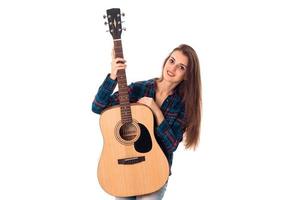 jovem encantadora menina morena com guitarra foto