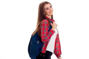 menina alegre jovem estudante com mochila olhando para longe e sorrindo isolado no fundo branco. conceito de anos de estudante. conceito de estudo. foto