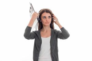 retrato horizontal da jovem trabalhadora de escritório de chamada bonita com fones de ouvido e microfone isolado no fundo branco foto