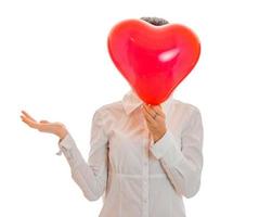 mulher morena jovem engraçada com coração vermelho nas mãos posando isolado no fundo branco. conceito de dia de São Valentim. conceito de amor. foto