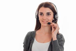 retrato horizontal de uma jovem bonita chamada trabalhadora de escritório com fones de ouvido e microfone isolado no fundo branco foto