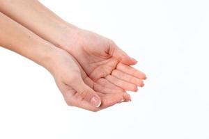 duas mãos femininas estendidas palmas implantadas isoladas no fundo branco foto