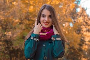 linda garota fica no parque sorrindo e segurando as mãos, lenços foto