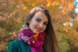 retrato de uma linda garota sorrindo em close-up scharfe foto