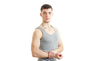 jovem desportivo em poses de t-shirt na câmera foto