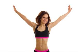 garota fitness divertida com barriga elástica levantou as mãos foto