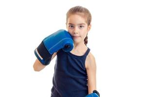 menina bonitinha em luvas de boxe olha para a câmera foto