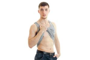 homem jovem esportes mostrando seus músculos abdominais foto