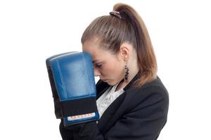 jovem mulher de negócios loira de uniforme e luvas de boxe foto