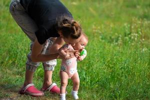 mãe com sua filhinha se divertindo na floresta foto