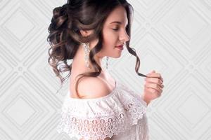 jovem doce morena com lindo penteado foto