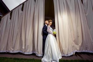 belo jovem casal apenas alegre abraçando foto