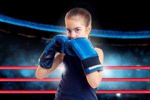 menina bonitinha com olhos azuis no ringue de boxe foto