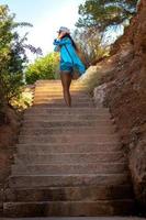 menina com um chapéu na escada de pedra foto