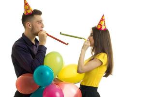 casal alegre se divertindo em uma festa de aniversário foto