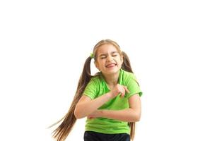 uma menina alegre com gigante sorrindo e posando no estúdio foto