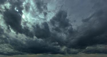 o céu escuro tinha nuvens reunidas à esquerda e uma forte tempestade antes de chover. céu de mau tempo. foto