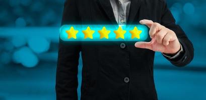 um empresário escolhe as cinco estrelas para dar satisfação no serviço.avaliação muito impressionada.serviço ao cliente e conceito de satisfação. foto