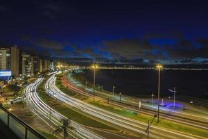 foto noturna da estrada costeira de florianópolis