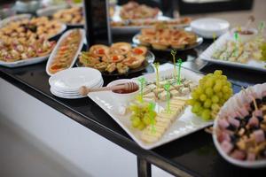 deliciosos petiscos de férias na mesa, a comida é gourmet foto