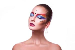 foto horizontal de garota adulta sensual com maquiagem multicolorida