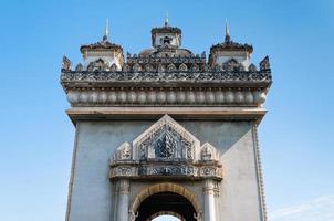 monumento da vitória de patuxai ou marco do portão da vitória da cidade de vientiane do laos foto