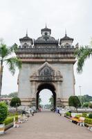 monumento da vitória de patuxai ou marco do portão da vitória da cidade de vientiane do laos foto