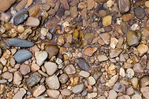 pedras na margem do rio para fundo natural foto